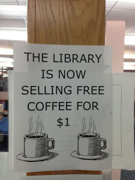 Káva zadarmo, teraz stojí 1 dolár.  Do tejto knižnice ľudia chodili asi iba na kávu.