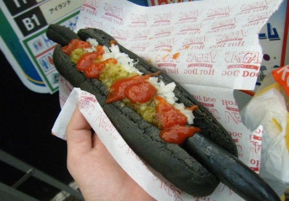 Tento čierny hot dog dlhý približne 30 cm si môžete kúpiť v Japonsku.