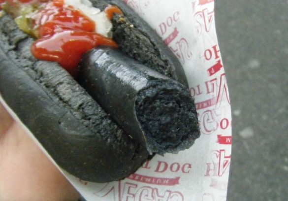 Takto vyzerá čierny hot dog z vnútra, je zafarbený práškovým bambusovým uhlím.
