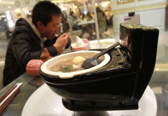 Pozri ako vyzerá prvá záchodová reštaurácia otvorená v Číne. Namiesto stoličky sedíš na záchode, ješ zo záchodovej misy alebo pisoáru a jedlo vyzerá ako hovno :D Nechutný nápad, ktorí prilákal mnoho turistov. Číňania proste vedia ako na to.